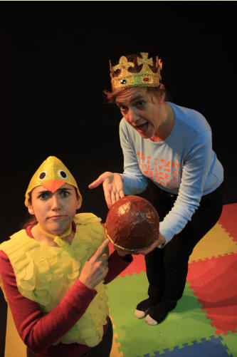 Los niños participan en la función de Chicken Little