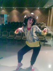 Un personaje de Funky Friends bailando en escena