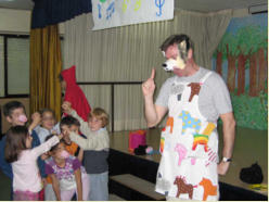 Los niños participan en la función de Little Red Riding Hood